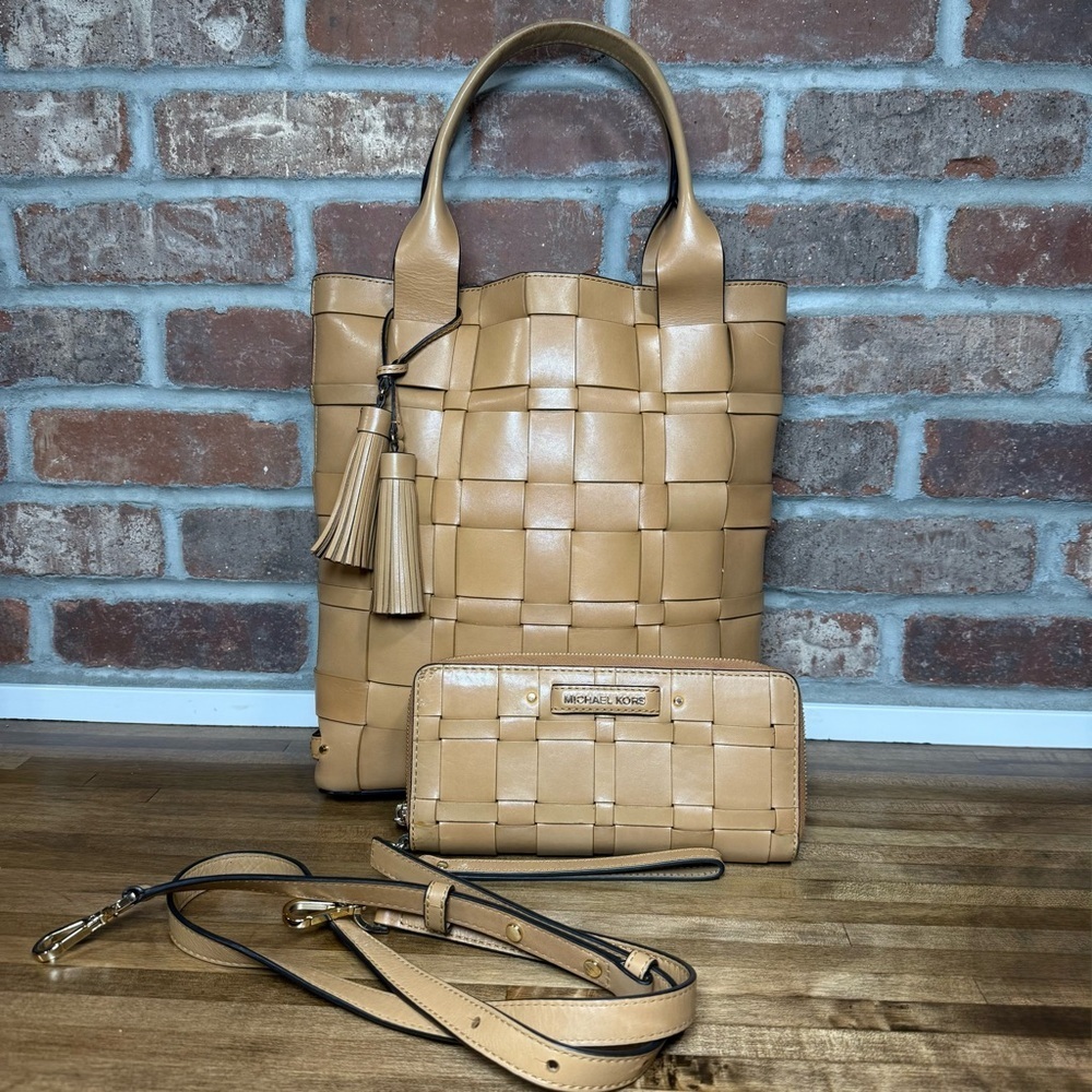 Michael Kors Woven Leather Tote & Matching Zip Wristlet/Wallet Set - Picture 2 of 14
